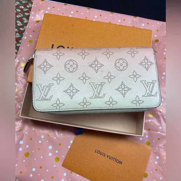 Louis Vuitton Mahina Monogram Wallet - Picture 2 of 16